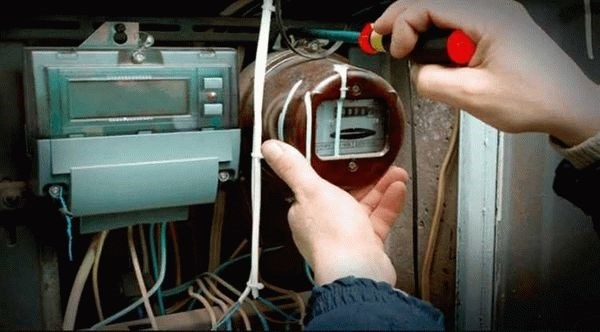 Какой штраф за срыв пломбы электросчетчика в частном доме по закону РФ 2024?